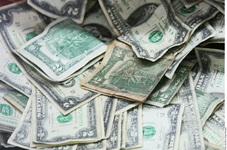 Cierra dólar en 17.30 pesos y corta racha de 5 bajas
