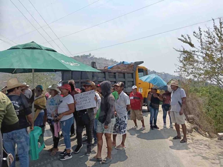 Ejidatarios de El Cayaco nuevamente bloquean la Acapulco-Pinotepa