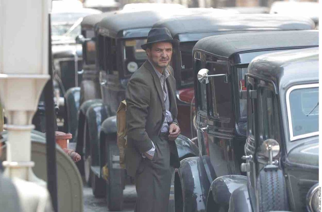 Pedro Pascal en el rodaje de 'De noche' en el Centro Histórico de la Ciudad de México. Foto: Agencia Reforma