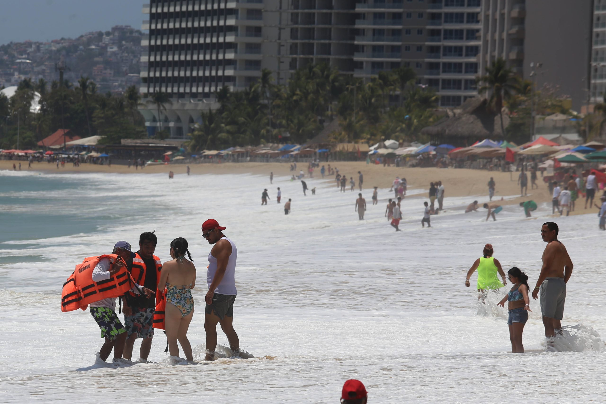 Fuerte oleaje el día de ayer por el fenómeno mar de fondo, ayer en la playa el Morro en Acapulco. Foto: Jesús Trigo